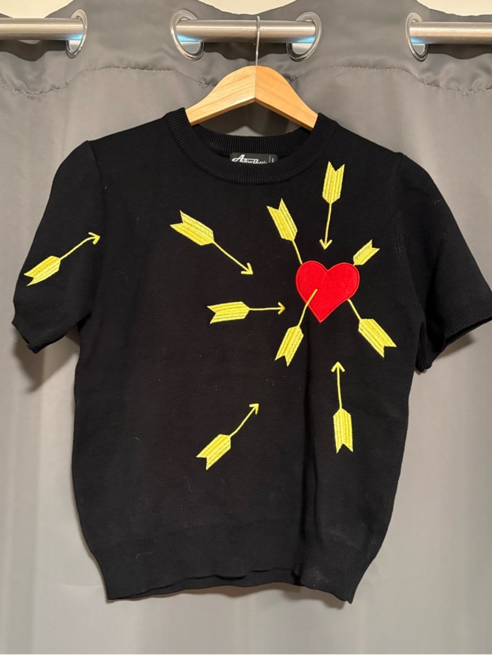 Astro Bettie Carefree Sweater Short Sleeve Heart and Arrows Large L NWOT